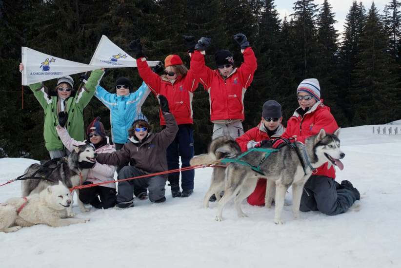 Les huskies sont de sortie aujourd’hui, ils nous emmènent en balade sur nos traîneaux !