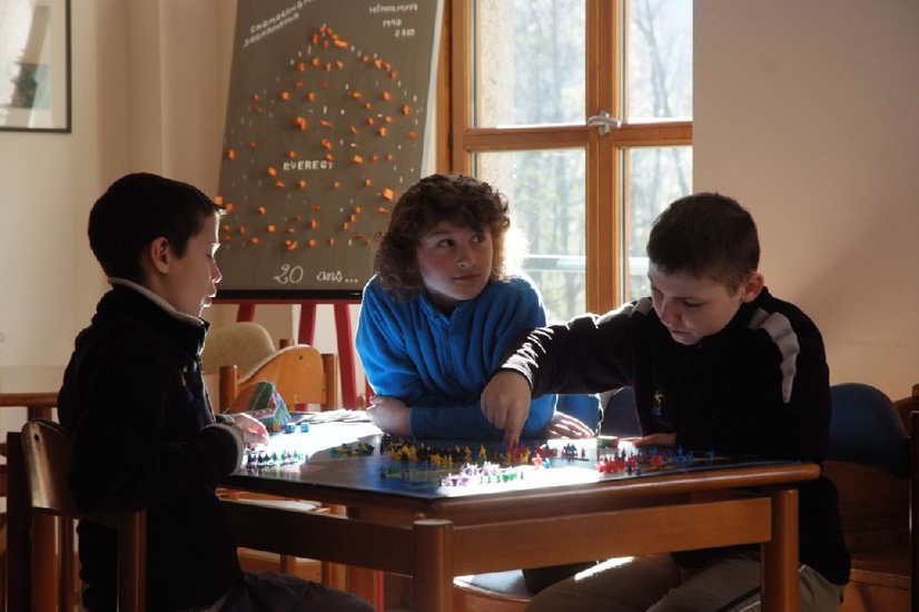 Aux aurores, petite partie stratégique pour se mettre en branle ! Florian, Victorien et Antoine.
