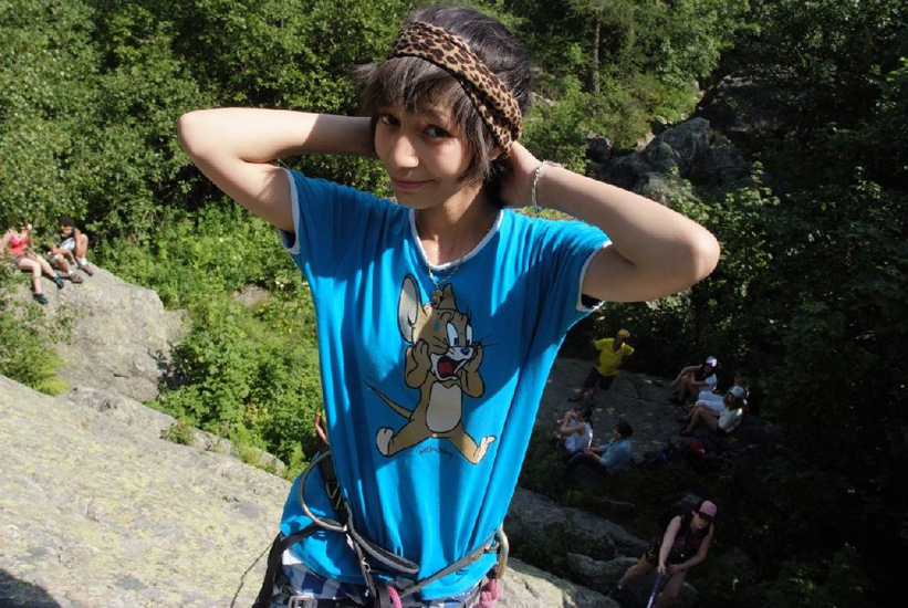 Jaina semble décontracté dans les airs ! mais y a-t-il un message caché sur le t-shirt ?...