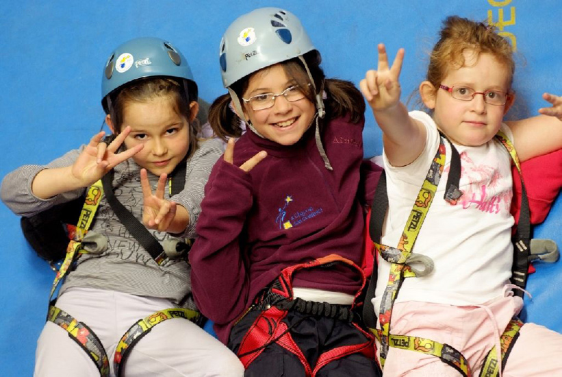 Trois chipies au tapis ! Eva, Morgane et Angélique.