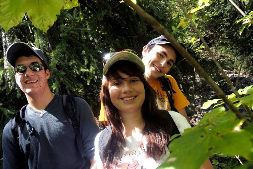 Pause au milieu de la nature pour Erlann, Adèle et Benjamin.