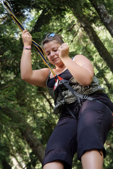 Marion découvre la tyrolienne, ça lui plait on dirait !