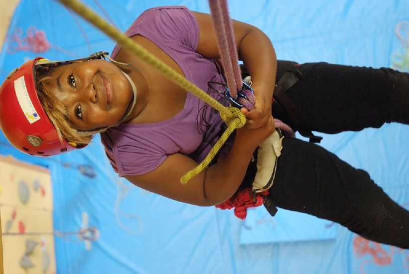 Malgré quelques effrayantes hésitations avant le grand saut, descente tout plaisir pour Cynthia.