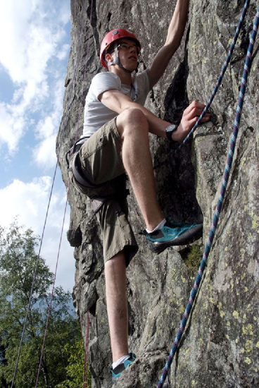 David s’arrache pour atteindre sa prise, quel talent !