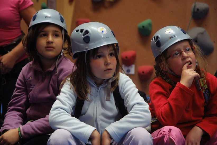 Eva, Faiza et Angélique, toutes attentives aux recommandations de leur guide Rolland.