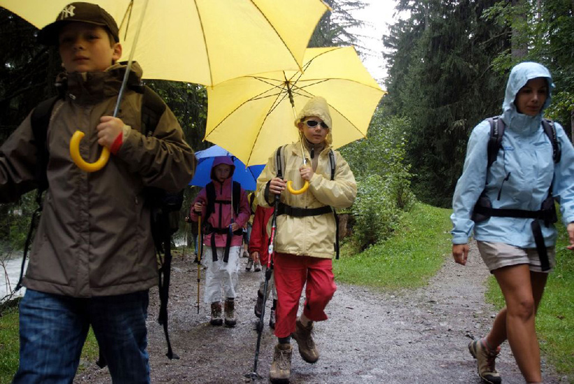 Tous ces parapluies nous feraient penser qu’il y a du soleil ici !