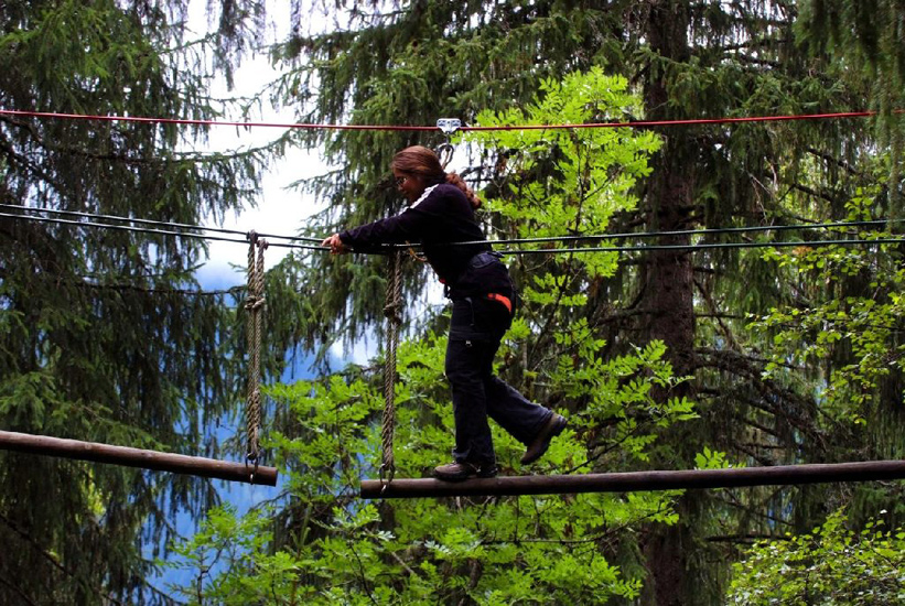 Titillant la cime des arbres, la vertigineuse Paula !
