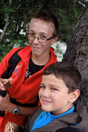 On mange un peu pour reprendre des forces. (Adrien et Maxime).