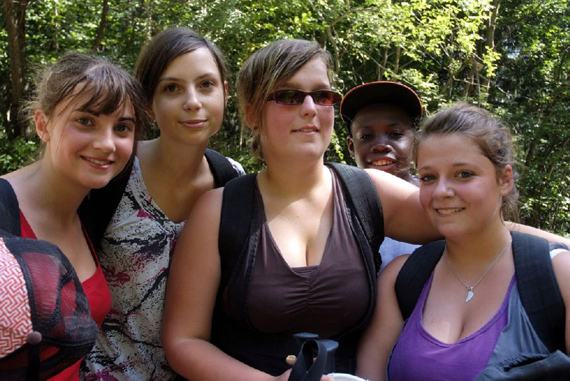 Cinq visages heureux dans la forêt chamoniarde ! (Manon, Solenne,  Amélia, Onesime et Marion)