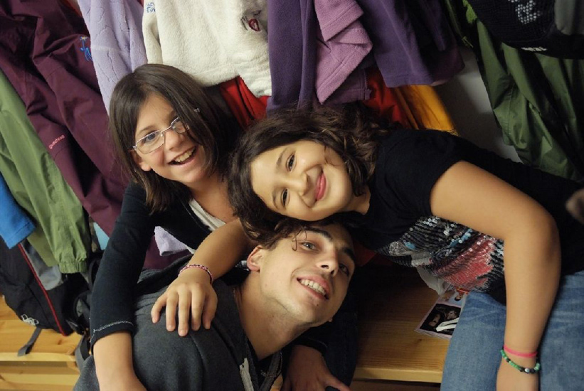 Au vestiaire en fin de journée, Guillaume et deux de ses fans, Faiza et Morgane !