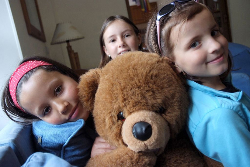 De retour à la maison, on peut se reposer avec nos copains les nounours… (Camille, Audrey et Nina).