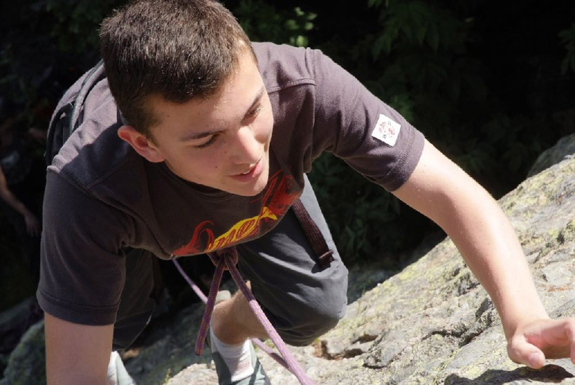 Lucas, concentré, en pleine recherche de prises !