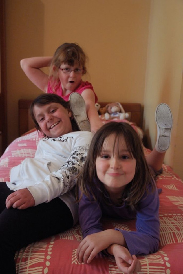 Trois sauterelles en exercice sur couette : Eva, Alizée et Angélique !