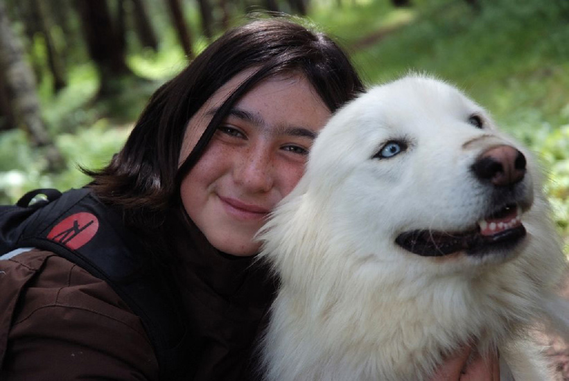 La douce Léola plongée dans sa grosse peluche blanche…