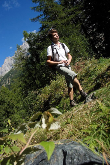 Maxime a l’air très à l’aise dans la randonnée en montagne.