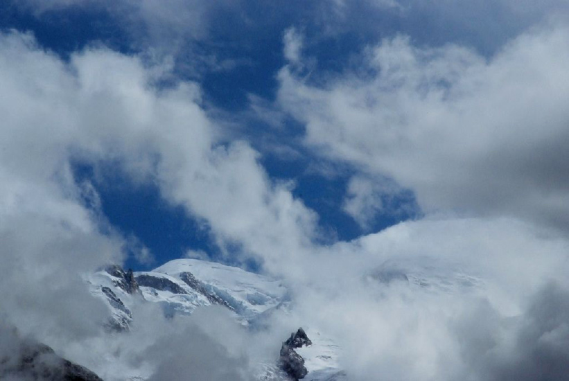 Les nuages se déchirent en cette fin de journée ! Sera-ce de bonne augure pour notre sommet demain ?...