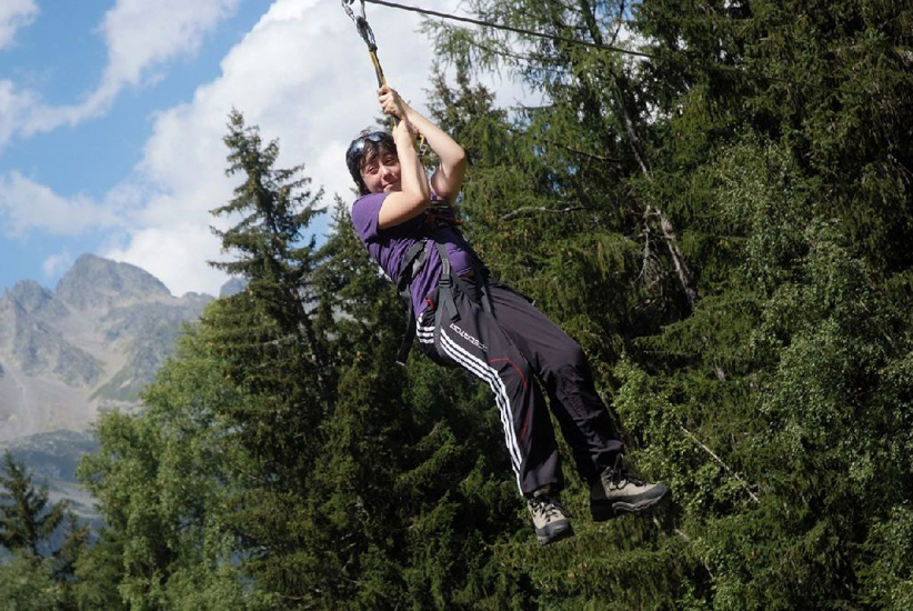 Solidement accrochée à sa longe, Jennifer a droit à un beau voyage !
