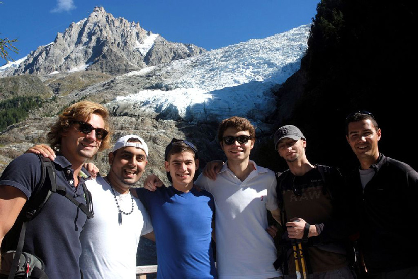 Les garçons pourraient presque toucher le glacier !