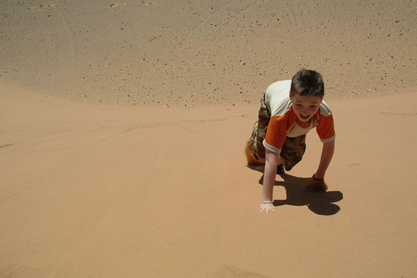 Charly grimpe sa première dune