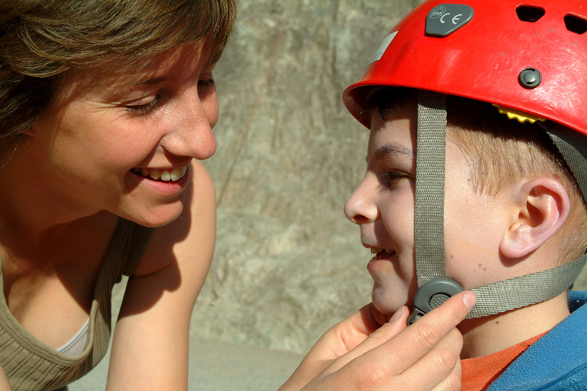 Un casque sur la tête, de la crème solaire sur le visage : protection intégrale pour Antoine !