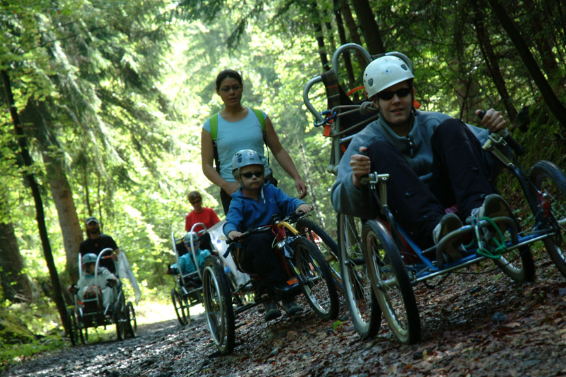 C’est parti sur les chapeaux de roues ! Nous la descente, ça nous r’monte ! (Quentin, Justine, Inès et Thybault).
