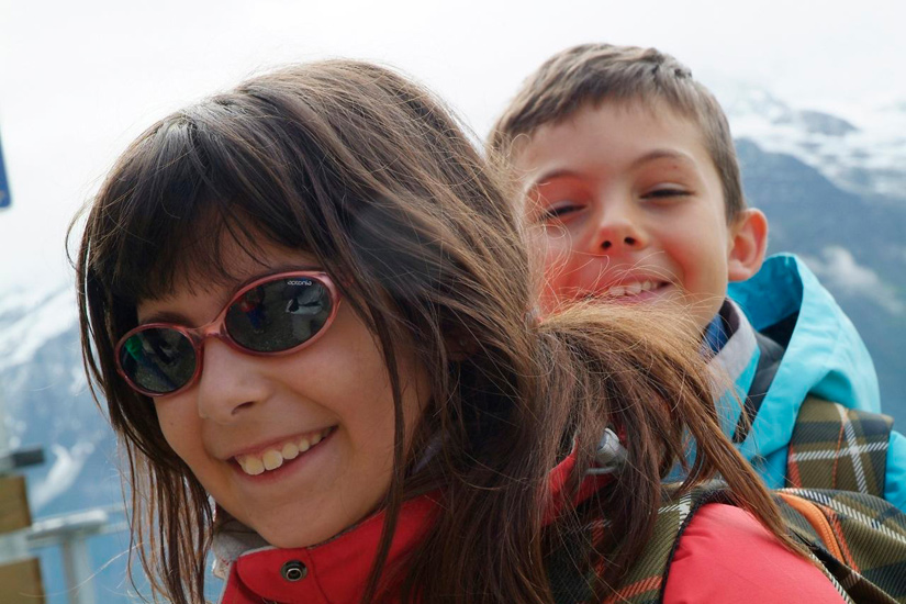 C’est un grand jour, on part pour notre sommet ! Et les visages sont radieux… (Emmy et Lucas)