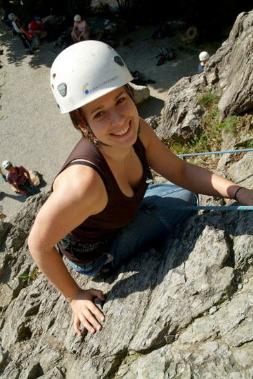 Florine toujours très souriante se lance la première à l’assaut des parois de Chamonix !