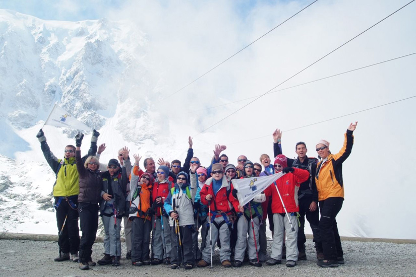 Sous les nuages qui s’enfuient, petite photo de groupe avant le départ !