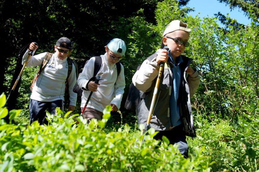 Seb se lance le premier et prend le rôle de guide pour emmener ses copains au sommet !