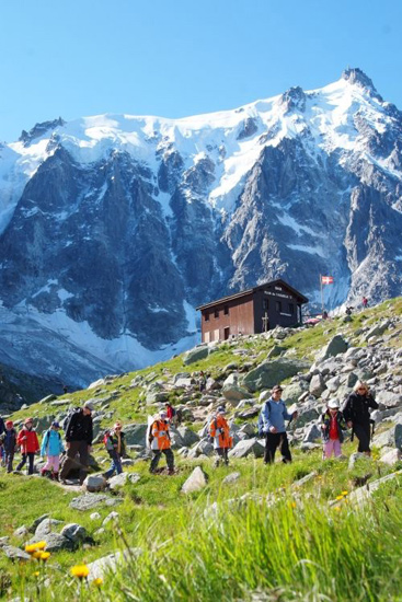 Le départ est donné ! Au pied de l’Aiguille du midi, la petite bande s’élance doucement…