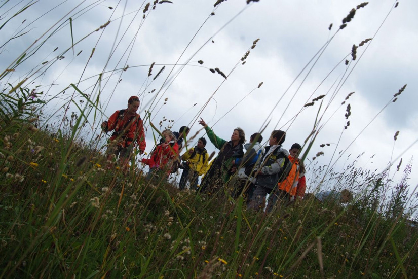 Départ sous les nuages menaçants ! Christine nous indique la direction mais nous devrons faire vite…