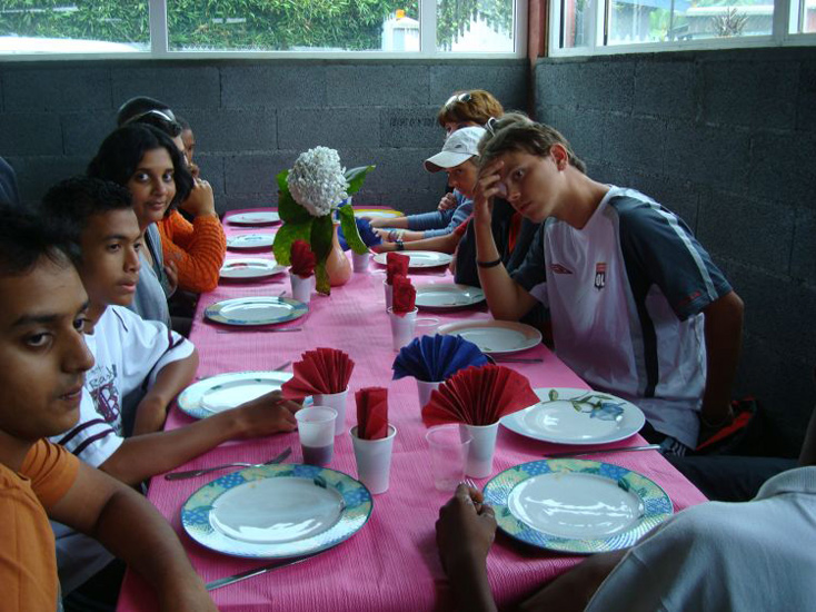 Les jeunes se rencontrent et échangent leurs expériences...