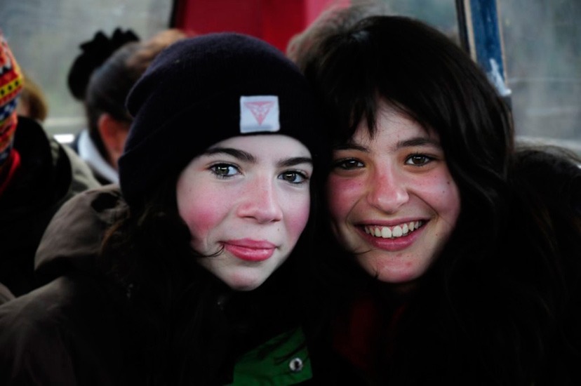 Petite photo volée de 2 jeune filles prêtes à raquetter… (Mylène et Laura)
