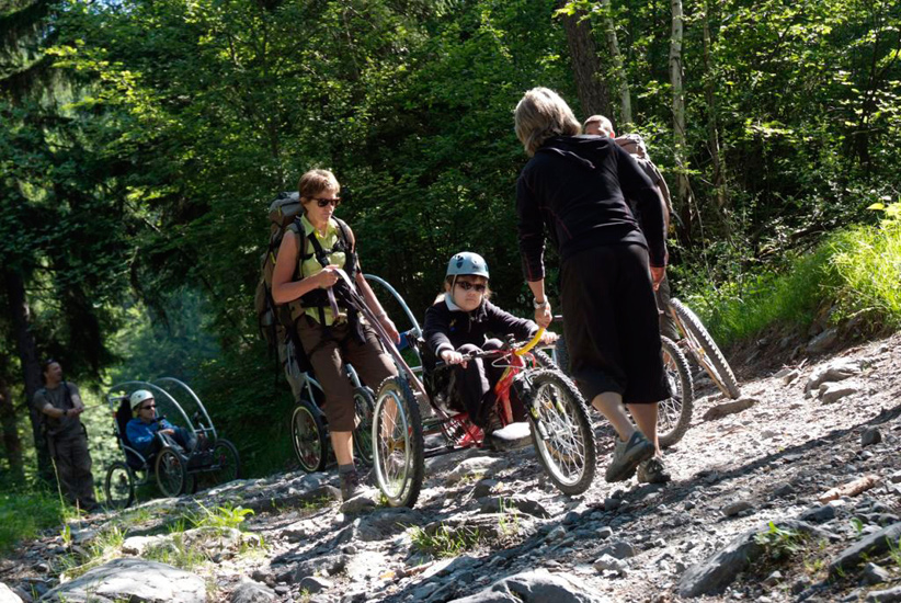 Ça secoue pour Mélissa sur le fauteuil, c’est vrai que le terrain est rocailleux !