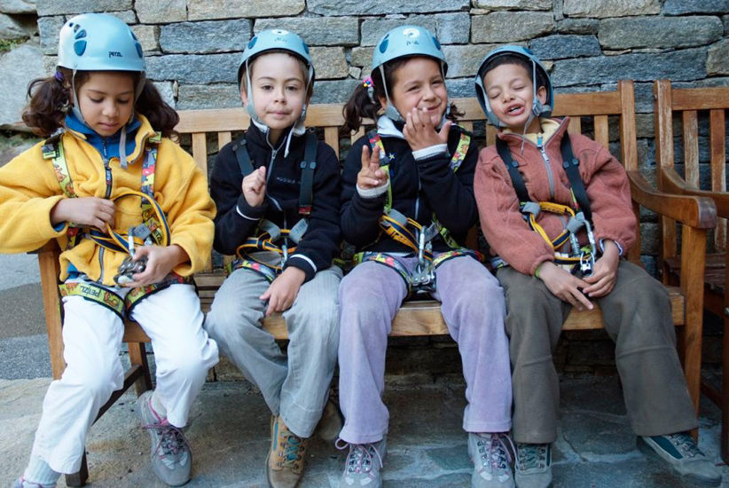 L’équipe des casques bleus est prête et détendue, ça promet ! (Louisa, Louis, Claire et Maat)
