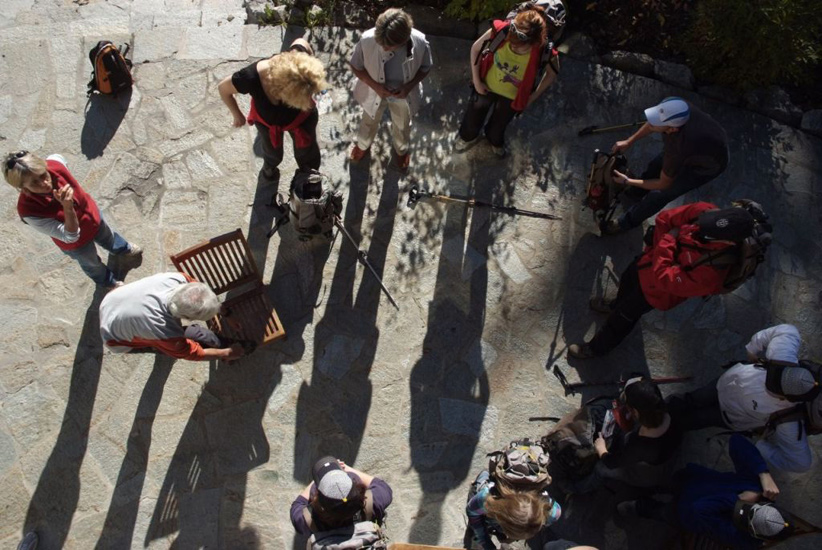 Rendez-vous en terrasse et sous le soleil avant le départ pour écouter les dernières consignes