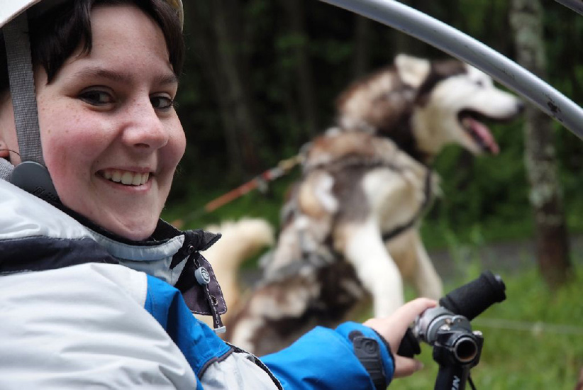 Le husky est très impatient de partir et Cyndelle s’en amuse !