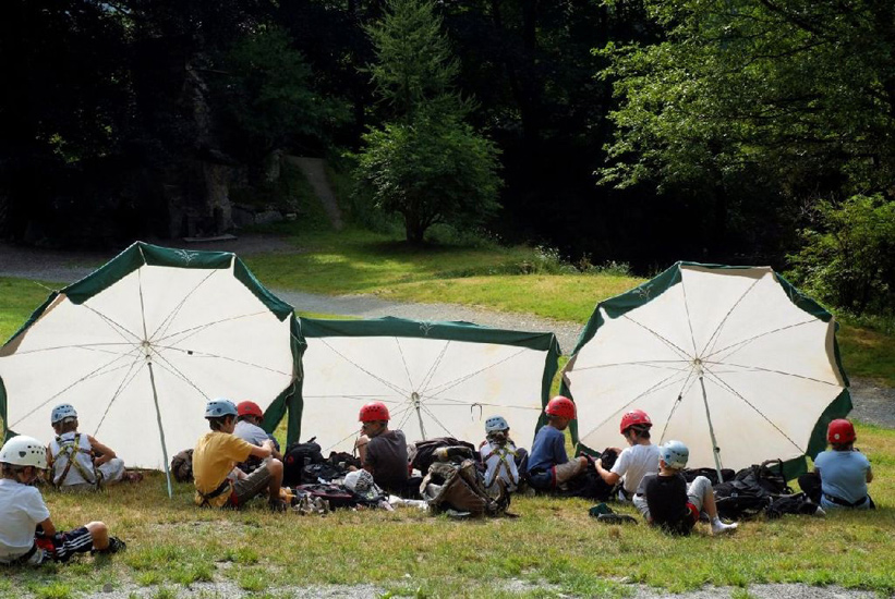Préparatifs à l’abri d’un soleil ardent, sous nos parasols de compétition !