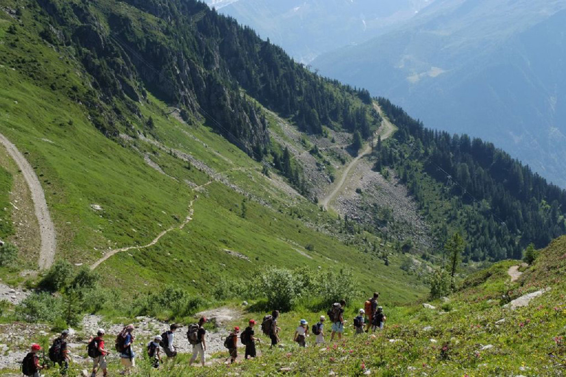 Petit sentier escarpé et décor grandiose. Bienvenue dans notre aire de jeu !