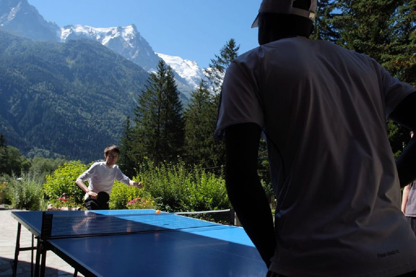 Pendant ce temps, certains taquinent  la table de ping-pong sur la terrasse. (Alex et Abdoul)
