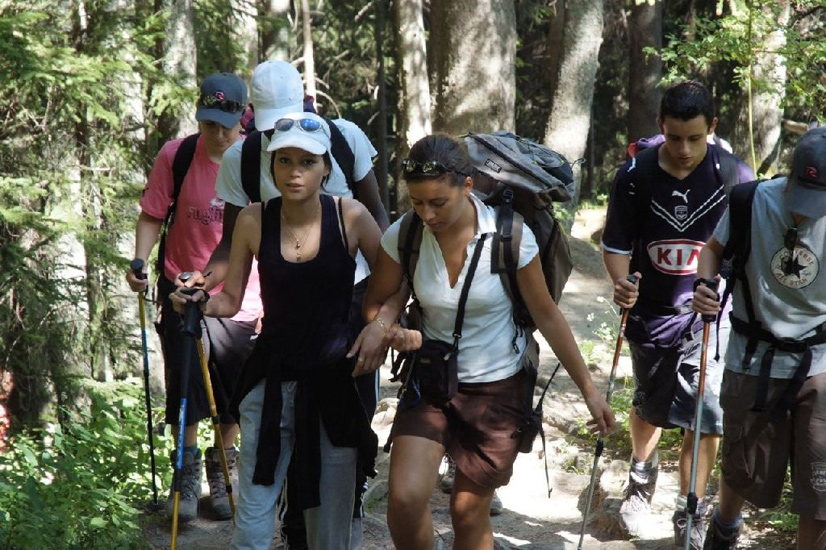 Sentier escarpé et grimpant au programme (Naomi et Aude)