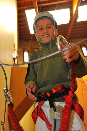 Florian apprend la via ferrata.