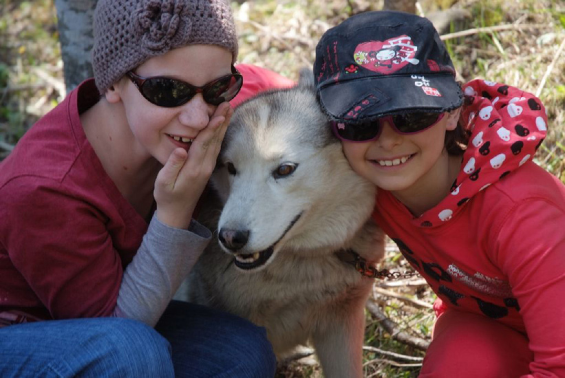 Aujourd’hui, on retrouve nos compagnons huskies ! C’est canirando ! Laurine et Léa.
