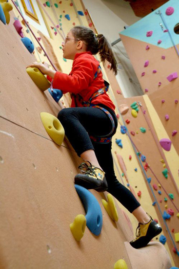 Juliette ne se pose aucune question, elle grimpe tout droit sur le mur !