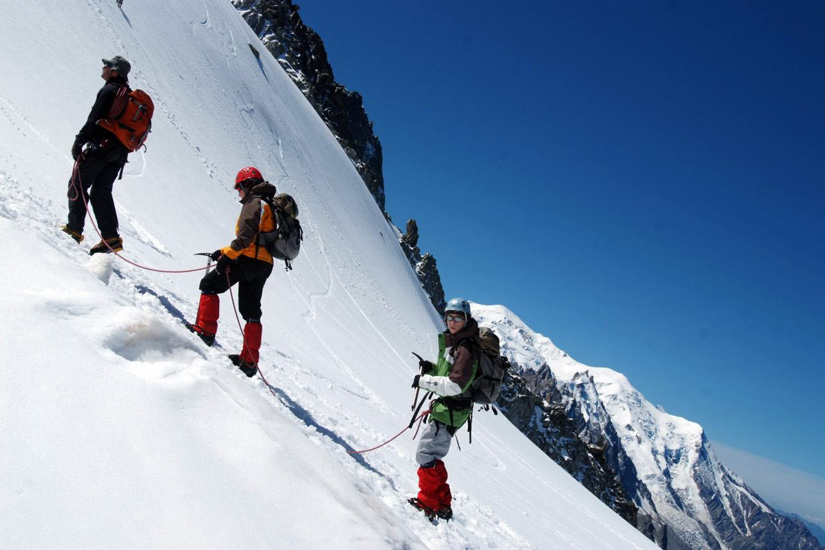 Manon et Joan sont les premiers à s’élancer dans la paroi vraiment très raide de la petite verte !