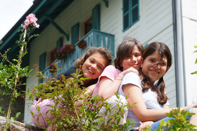 Sourires de façade ! Nos belles parisiennes enchantées au pied du chalet ! (Julina, Claire et Pauline)