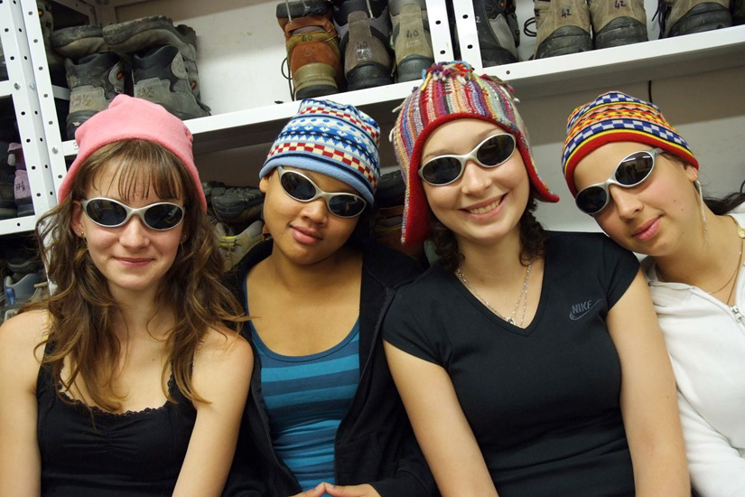 Quand on ne peut pas voir la couleur des yeux des filles, on peut se rattraper sur la couleur des bonnets ! (Marion, Olivia, Coralie et Lydwine).