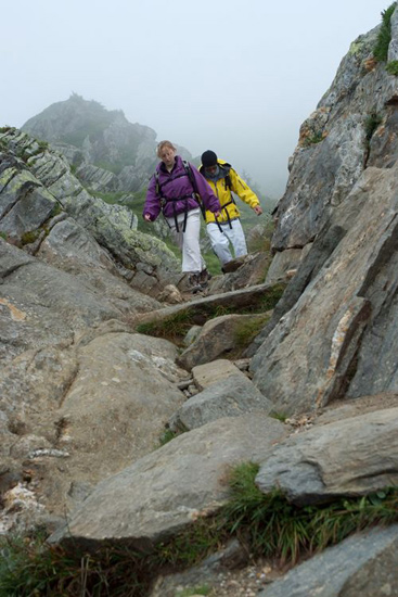 Avec ce brouillard et ces immenses rochers, on se demande où l’on est !