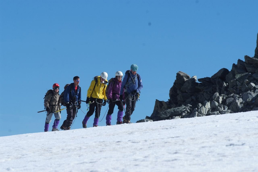 On démarre calmement notre initiation à la marche sur glacier !