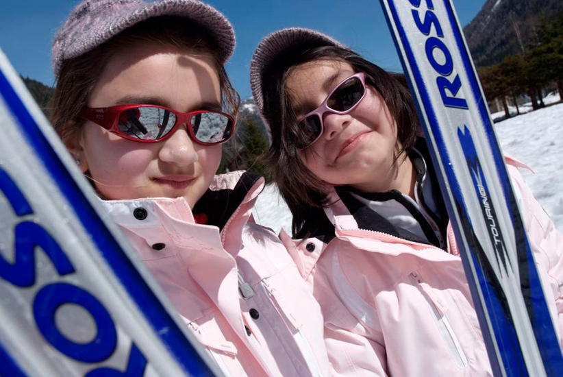 Mêmes skis, mêmes blousons, mêmes casquettes, mêmes championnes ! (Alison et Mathilda)